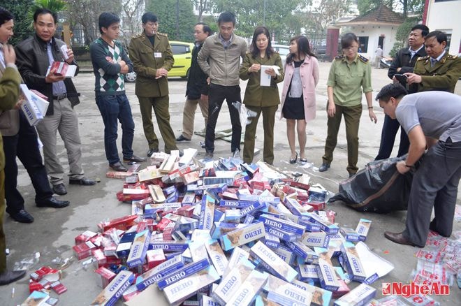 Tiêu hủy thuốc lá ngoại nhập lậu.