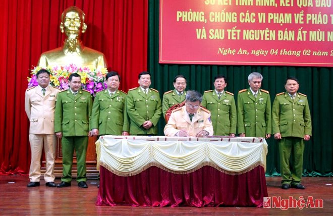Công an các đơn vị địa phương kí cam kết tại Hội nghị