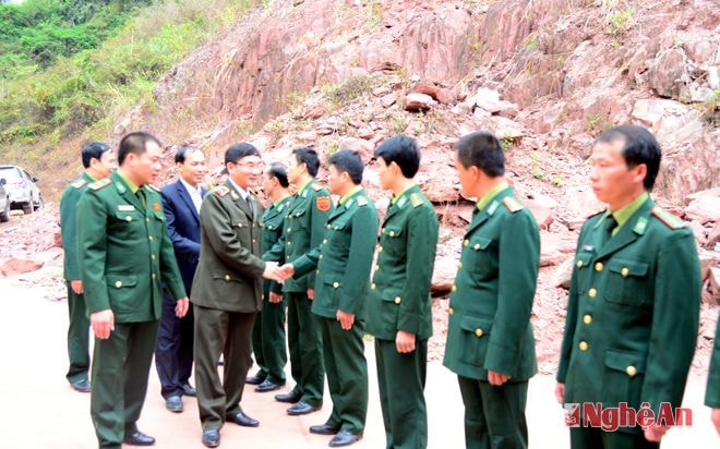Chiến sỹ đồn biên phòng Mỹ Lý đón đoàn công tác của tỉnh
