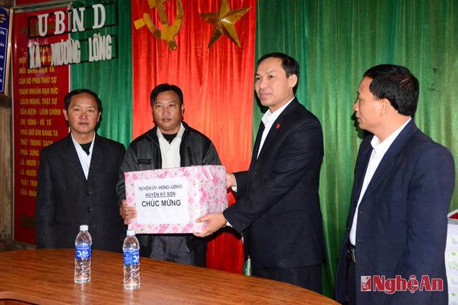 Lãnh đạo huyện Kỳ Sơn tặng quà cho cán bộ xã Mường Lống