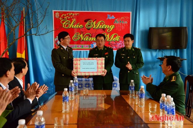 Trao quà cho cán bộ chiến sỹ đồn biên phòng Mỹ Lý