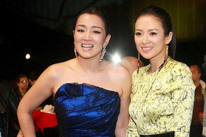 Hai Hoa đán Củng Lợi (trái) và Chương Tử Di đã trở thành những ngôi sao quốc tế nhờ Trương Nghệ Mưu.