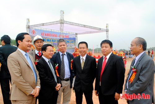 Ông Đinh Quốc Quyền –Tổng giám đốc Công ty CP xi măng Sông Lam (người thứ tư tay trái sang) trao đổi với lãnh đạo huyện Đô Lương, sau khi nhà máy hoàn thành sẽ tạo việc làm cho hàng ngàn lao động địa phương.