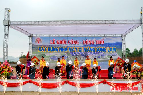 Các đồng chí lãnh đạo tỉnh, sở, ban ngành, UBND huyện Đô Lương, lãnh đạo Tập đoàn Xi măng The Vissai (Ninh Bình), tham gia lễ động thổ.