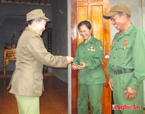 Đồng chí Nguyễn Thị Thế, Chủ tịch Hội Thanh niên xung phong Thị xã trao chìa khóa căn nhà tình nghĩ cho vợ chồng cựu TNXP Võ Trọng Bính