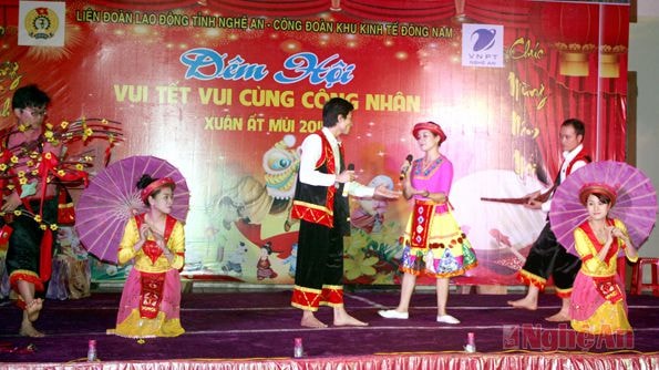 Tiết mục văn nghệ tại đêm hội.