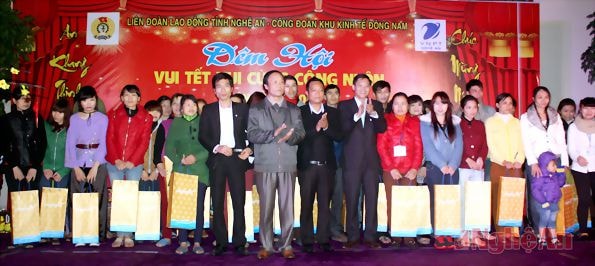 Đại diện LĐLĐ tỉnh, VNPT Nghệ An trao quà cho các công nhân có hoàn cảnh khó khăn.