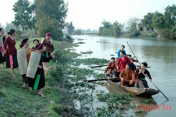 CLB Dân ca phường Vinh Tân (TP. Vinh)  hát ví trên sông. Ảnh: Trường Sinh