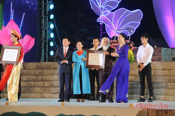 Lãnh đạo tỉnh Nghệ An trao bằng vinh danh của UNESCO cho các nghệ nhân - những chủ nhân nhân của dân ca ví, giặm Nghệ Tĩnh. Ảnh: S.M