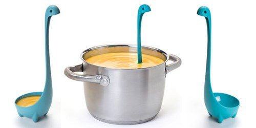 Muỗng nấu ăn hình khủng long ăn cỏ và có đế. Nếu bạn để chúng trong nồi sẽ không khác gì những con khủng long đang bơi