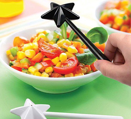 Dụng cụ đựng gia vị như muối và hạt tiêu... như này khiến bạn cảm thấy mình chẳng khác gì bà tiên lắc cây đũa thần.
