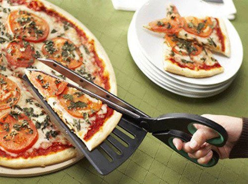 Một công đôi việc, bạn vừa có thể cắt được bánh pizza lại vừa lấy được miếng pizza lên mà không cần dùng đến hai thao tác