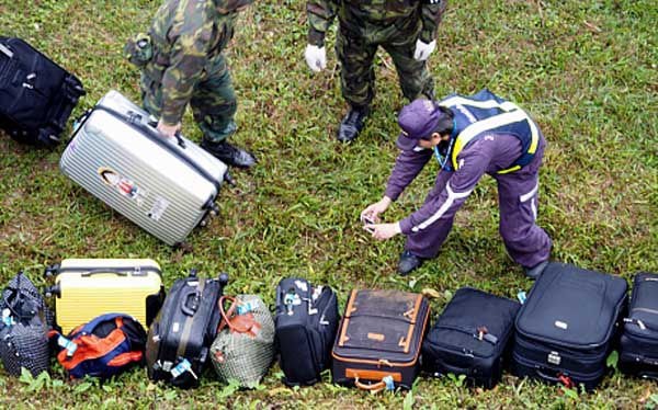 Các nhân viên an ninh kiểm tra tài sản của các nạn nhân. Ảnh: Telegraph