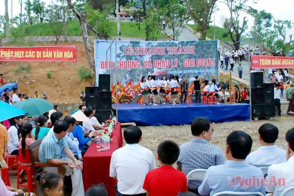 Đội văn nghệ bản Xết (xã Châu Lý, huyện Quỳ Hợp) tại lễ khánh thành giai đoạn 1 tôn tạo và phục dựng đền Choọng.