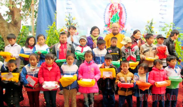Chùa An Thái tặng quà học sinh nghèo vượt khó học giỏi ở xã Quỳnh Long (Quỳnh Lưu).