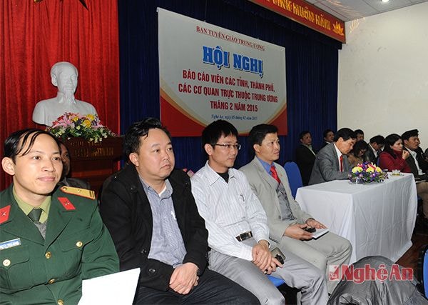 Các đại biểu tại điểm cầu Nghệ An chăm chú theo dõi trực tuyến