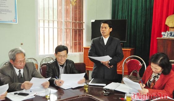 Đại diện xã Quỳnh Trang nêu lên một số khó khăn trong công tác thực hiện chính sách DS - KHHGĐ, nhất là trong đồng bào theo đạo thiên chúa giáo