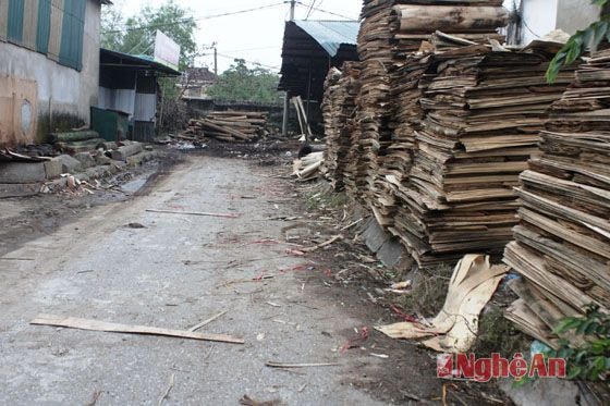 Con đường được Công ty CP Naconex biến thành bãi tập kết nguyên liệu làm mất mỹ quan đô thị (ảnh chụp ngày 3/2/2015)