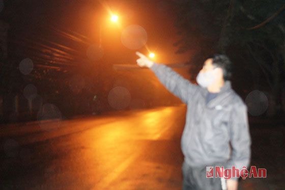 Các công ty xả mạnh khói vào ban đêm nên mới 9 giờ tối nhưng khu vực xung quanh CCN Đông Vĩnh chìm trong khói và sương mù.
