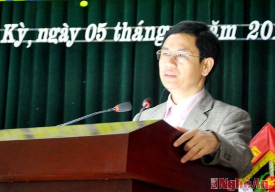 Đồng chí Nguyễn Xuân Sơn, Ủy viên Ban Thường vụ Tỉnh ủy, Phó Chủ tịch HĐND tỉnh phát biểu tại hội nghị