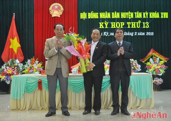 Lãnh đạo huyện Tân Kỳ tặng hoa chúc mừng tân Phó chủ tịch UBND huyện