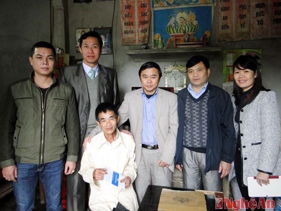 Cán bộ Ban Dân vận Tỉnh ủy trao sổ tiết kiệm cho ông Lê Văn Thực - xóm 4 xã Thanh An, huyện Thanh Chương