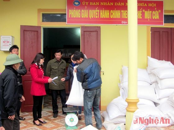 Các hộ đến nhận gạo tai ủy ban