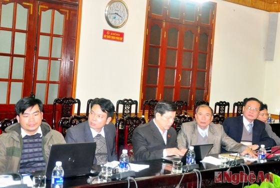 Các đại biểu theo dõi ý kiến phát biểu