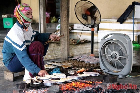 Chị Nguyễn Thị Nồm làm nghề nướng cá thu đã 20 năm nay