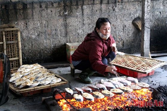 Nhiều chị em ở Nghi Hải có thêm thu nhập nhờ vụ cá Tết