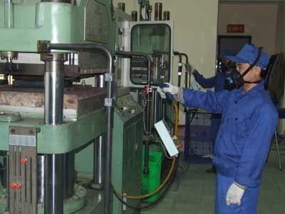 Theo đó, tuy gặp nhiều khó khăn nhưng Tổng cục đã hoàn thành tốt nhiệm vụ được giao. Nổi bật là: Hoàn thành nghiên cứu soạn thảo và đang trình Bộ Quốc phòng về Quy hoạch xây dựng, phát triển CNQP giai đoạn 2016-2020 (Trong ảnh Xí nghiệp 61, Binh chủng Hóa học).