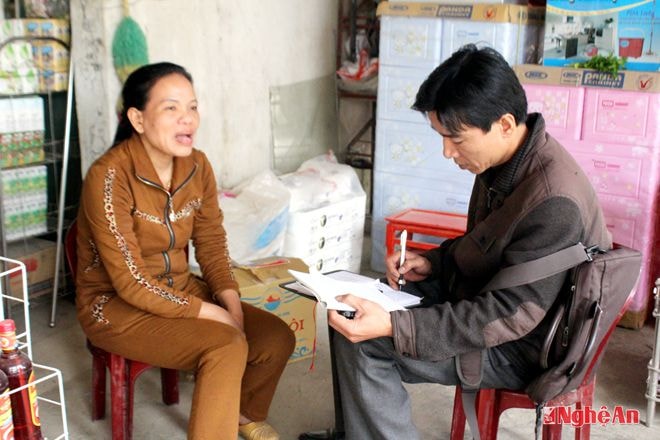 Chị Nguyễn Thị Lộc ở xóm 8, xã Tân Sơn kể lại chuyện cho Nguyễn Thị Loan vay tiền.
