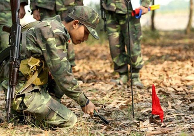Các đơn vị trực thuộc cũng làm chủ công nghệ sản xuất các loại thuốc nổ mạnh (TNT và Hecxogen). Trong ảnh là chiến sĩ công binh của Việt Nam.