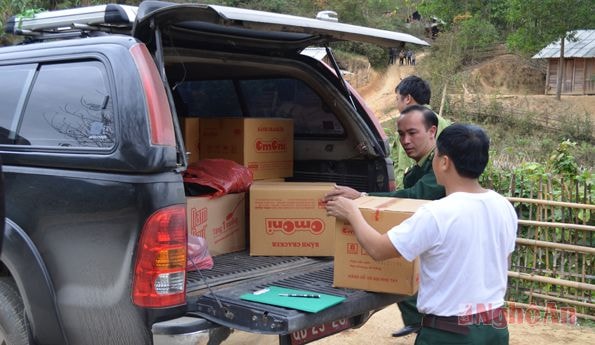Vận chuyển quà tết đến với người nghèo.