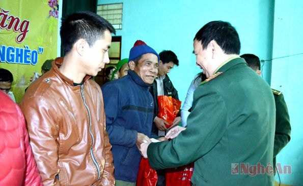 Trao quà tết cho người nghèo xã Tam Hợp.