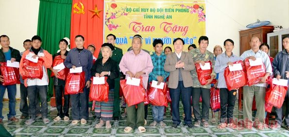 Lãnh đạo BĐBP tỉnh trao quà tết cho người nghèo xã Bắc Lý huyện Kỳ Sơn.