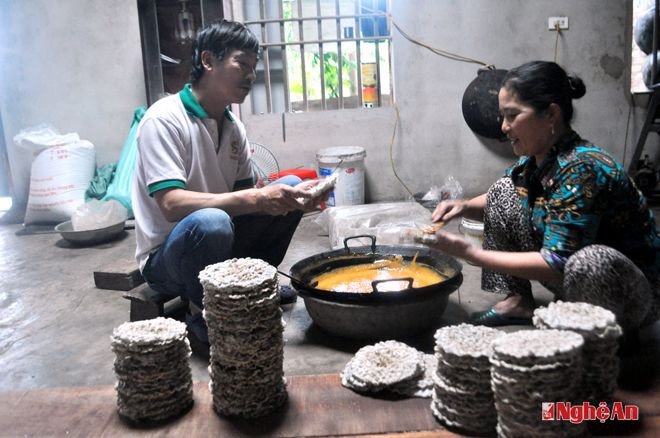 Cơ sở sản xuất kẹo lạc của gia đình chị Nguyễn Thị Chằn ở làng nghề Hậu Hòa (Nghi Hoa, Nghi Lộc).