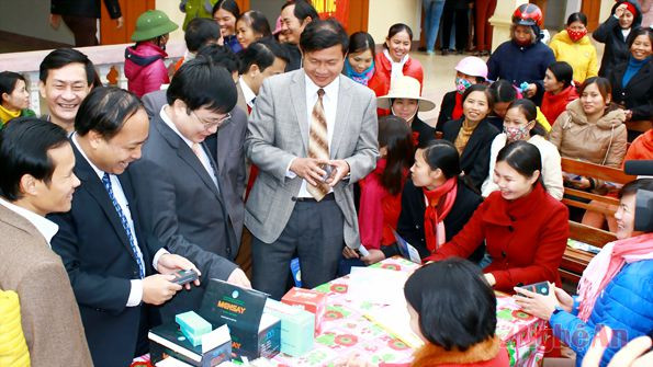 Các đại biểu tham quan điểm triển khai dịch vụ tại Trạm y tế xã Quang Thành