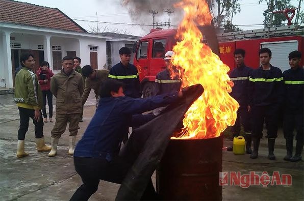 Dập lửa phi xăng bằng chăn chiên