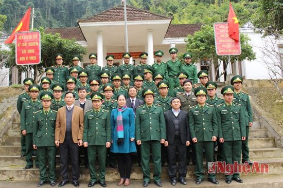 Đồng chí Đinh Thị Lệ Thanh chụp ảnh lưu niệm cùng cán bộ, chiến sĩ Đồn Biên phòng Tam Hợp (Tương Dương)