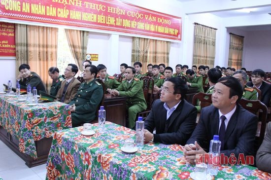 Các đại biểu cùng tham gia hoạt động chúc tết, tặng quà