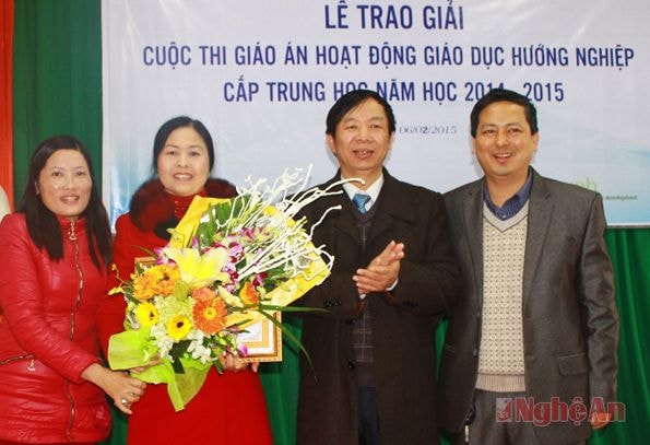 Trao giải tập thể cho huyện Tân Kỳ.