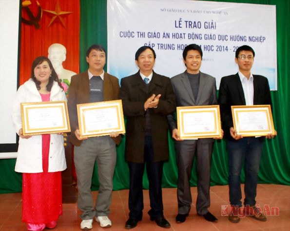 Trao giải nhất cho 4 tác giả đoạt giải.