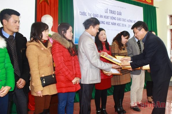 Trao giải nhì các tác giả đoạt giải.