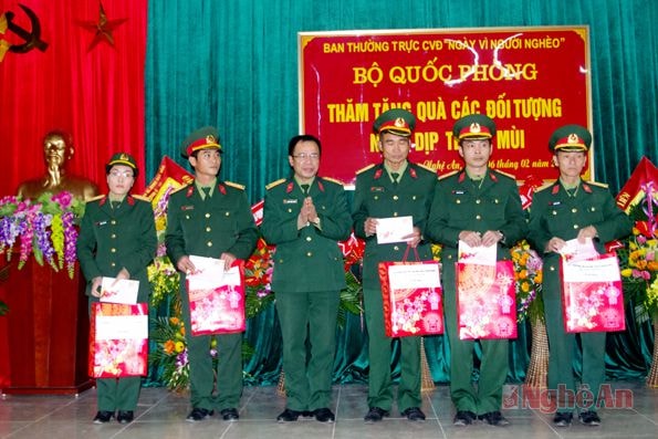 Đại tá Phạm Trọng Thắng trao quà cho các quân nhân có hoàn cảnh đặc biệt khó khăn thuộc Bộ CHQS tỉnh Nghệ An.