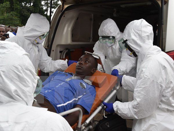 Nhân viên y tế chuyển bệnh nhân nhiễm Ebola tới bệnh viện ở Biankouma, Cote d’Ivoire. (Nguồn: AFP/TTXVN)