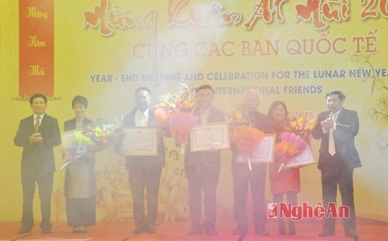 Lãnh đạo tỉnh trao bằng khen cho các tập thể, cá nhân