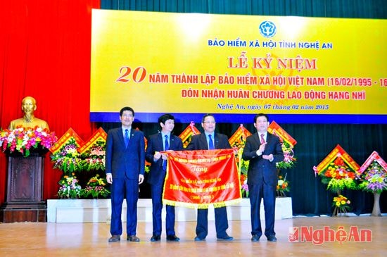 Đồng chí Hồ Đức Phớc trao tặng bức trướng của Tỉnh ủy, HĐND, UBND tỉnh cho BHXH Nghệ An