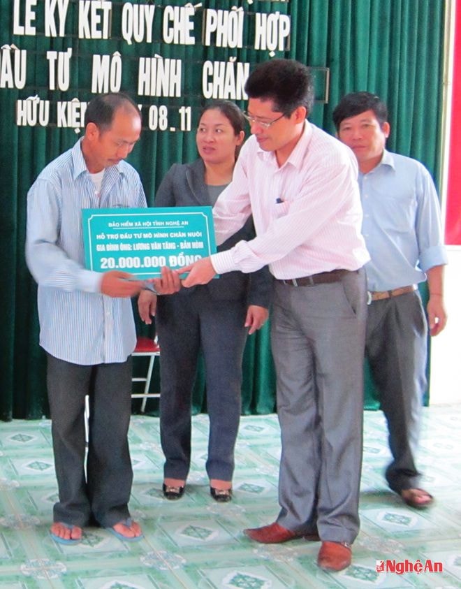 Bảo hiểm xã hội tỉnh trao tiền hỗ trợ đầu tư mô hình chăn nuôi  tại xã Hữu Kiệm (Kỳ Sơn).