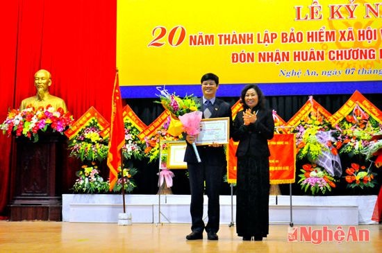 Thứ trưởng Nguyễn Thị Minh trao kỷ niệm chương Vì sự nghiệp BHXH cho đồng chí Lê Xuân Đại